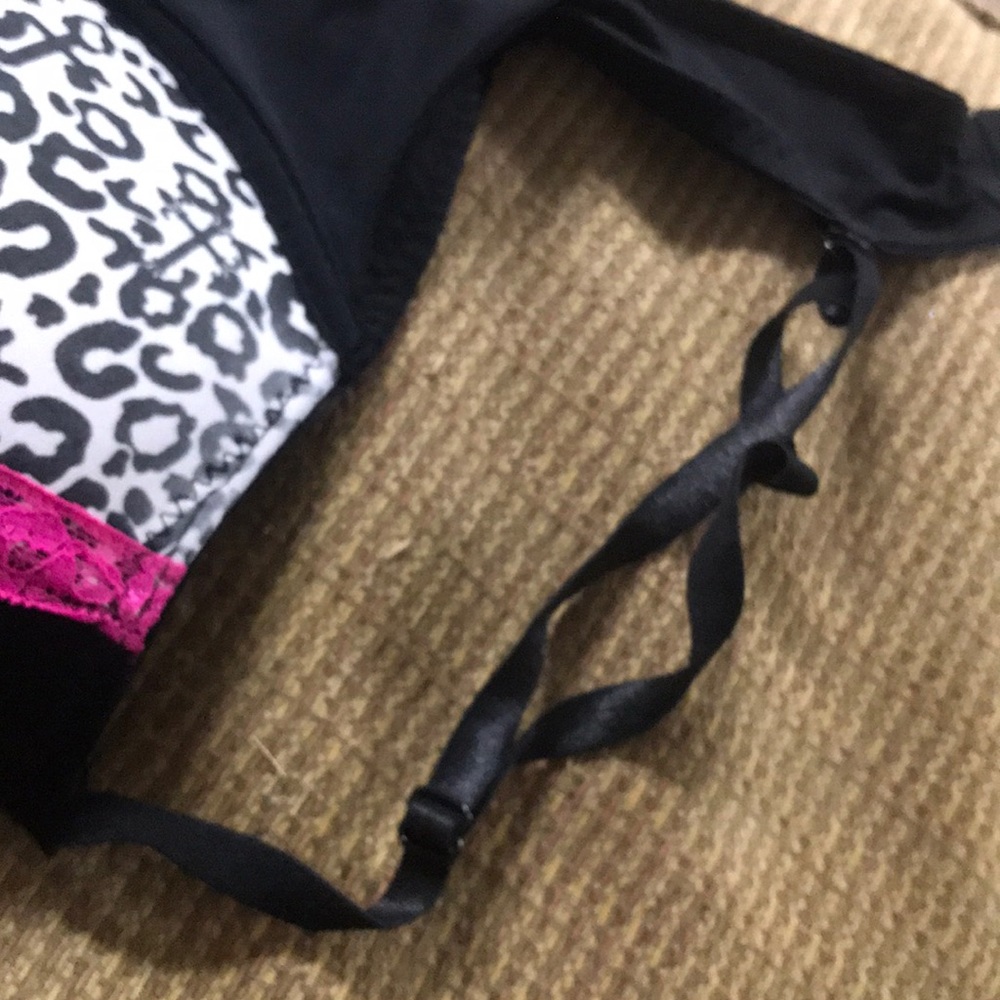 A leopard bra - Picture 4 of 4